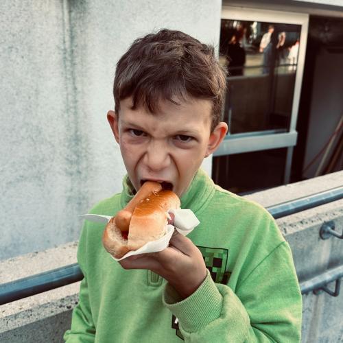 Kind beißt in Hotdog